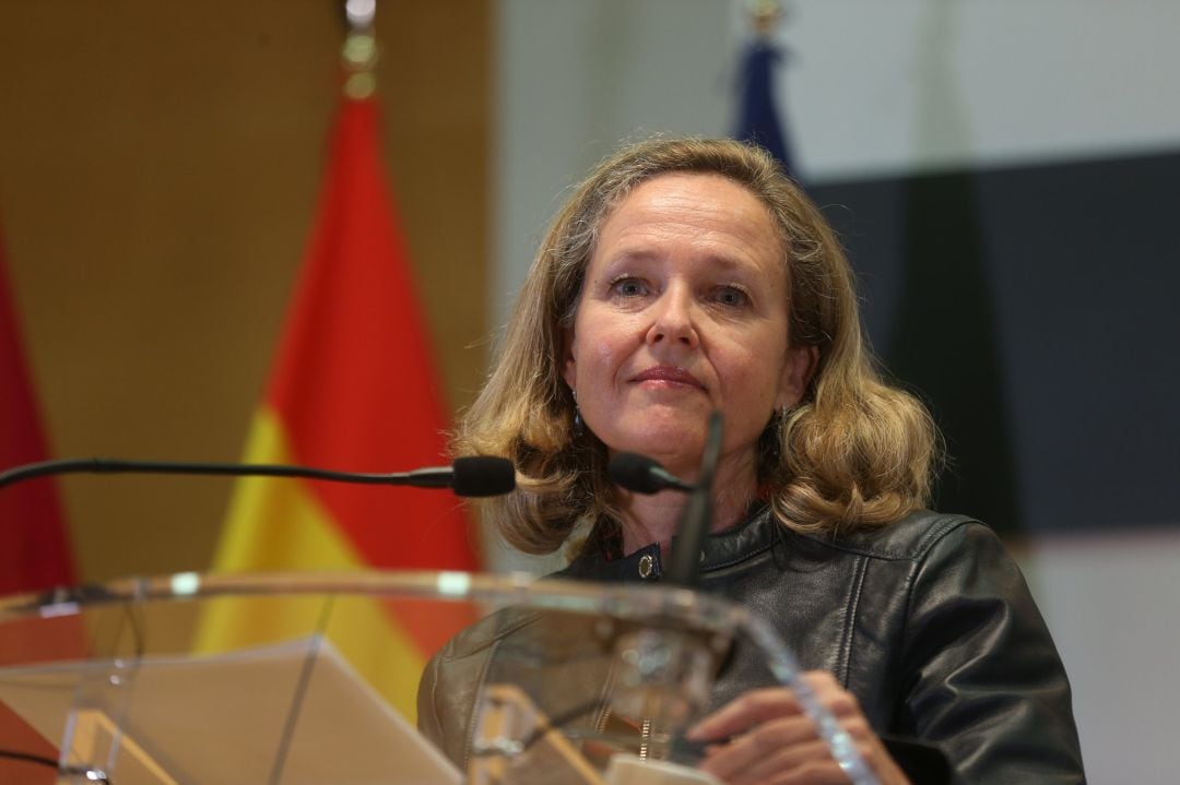 La vicepresidenta primera y ministra de Asuntos Económicos y Transformación Digital, Nadia Calviño, tras reunirse con el presidente de la Junta de Castilla-La Mancha, Emiliano García-Page, este martes.