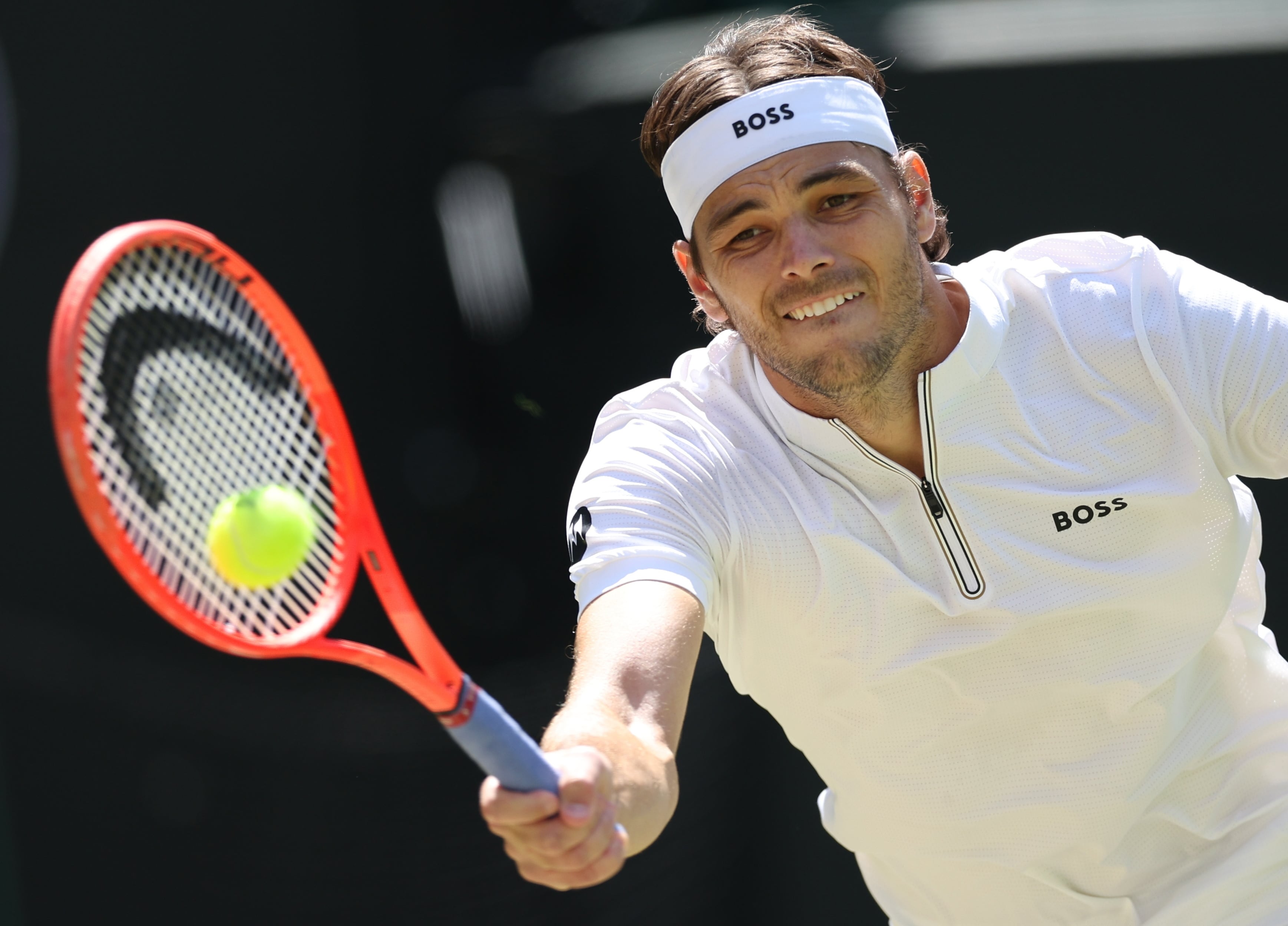 Taylor Fritz, rival de Alcaraz en semis, juega su partido ante Karen Khachanov