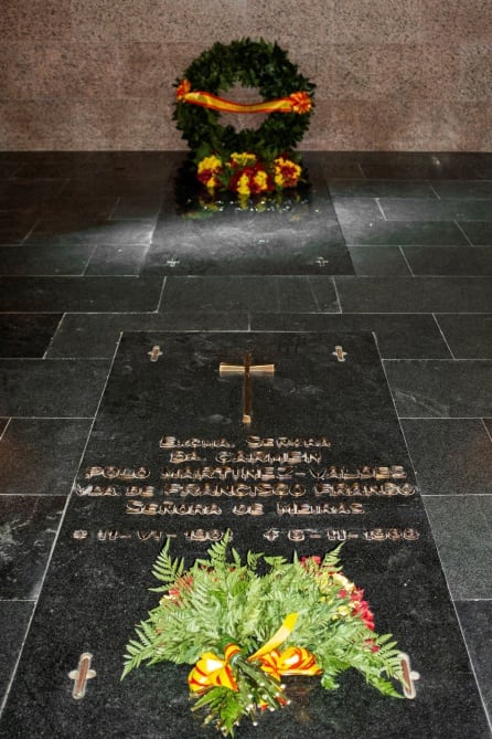 Interior del panteón familiar en el cementerio de Mingorrubio donde descansan los restos de Franco y su mujer, Carmen Polo