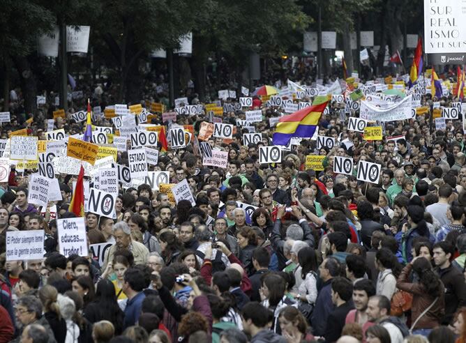 Miles de estudiantes participan en la manifestación celebrada esta tarde en Madrid contra la Ley Orgánica de Mejora de la Calidad Educativa (Lomce) y contra los recortes en educación, dentro de la nueva jornada de huelga general en todos los sectores y en