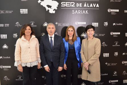 De derecha a izquierda, la Consejera de Interior del Gobierno Vasco, Estefanía Beltrán de Heredia, la Consejera de Trabajo y Justicia del Gobierno Vasco, Maria Jesús San José, el director de SER Vitoria, José Luis Martín y la Consejera de Empleo y Polític