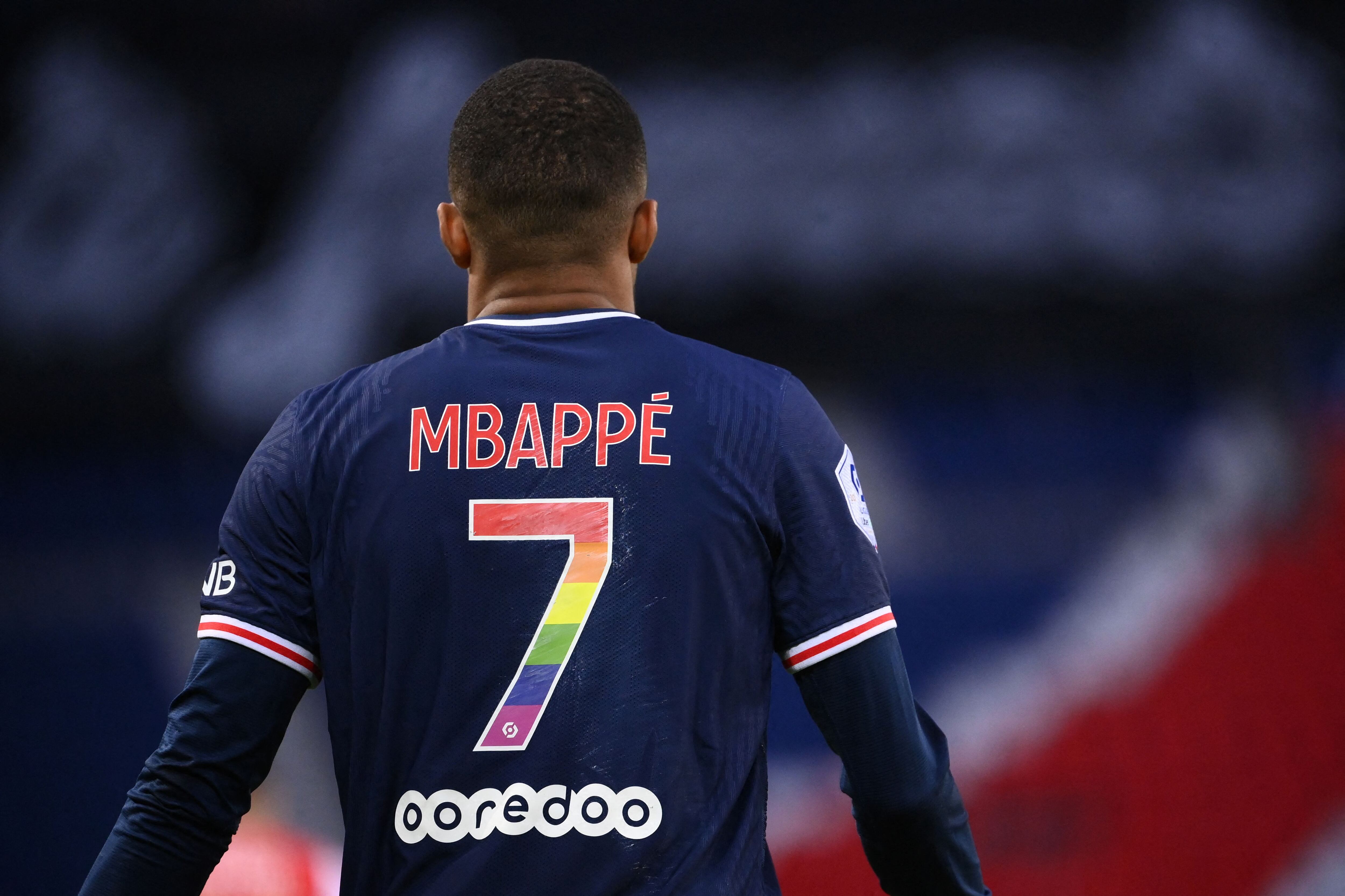 Mbappé, este domingo en el PSG - Reims, con los colores del arcoíris en su dorsal. 