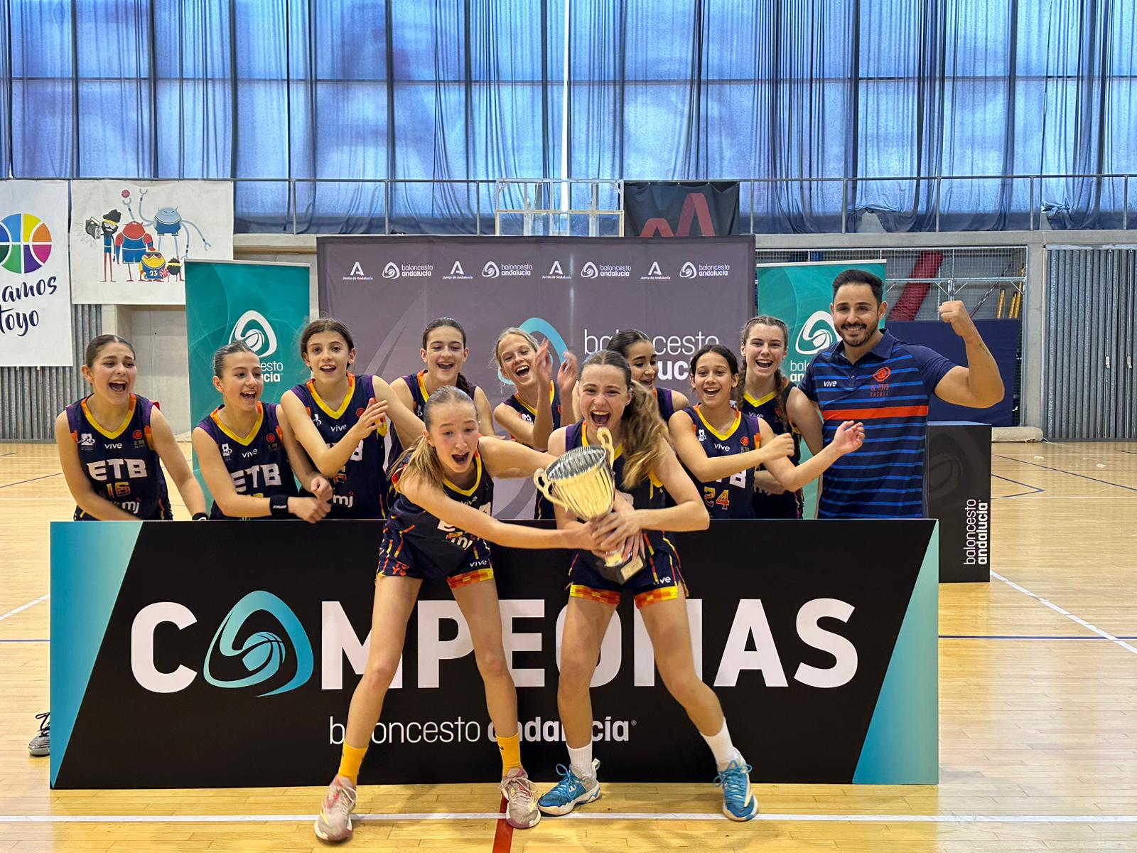 El equipo femenino de El Toyo Infantil