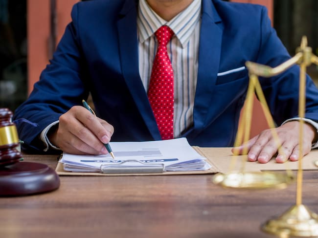 Un abogado trabajando