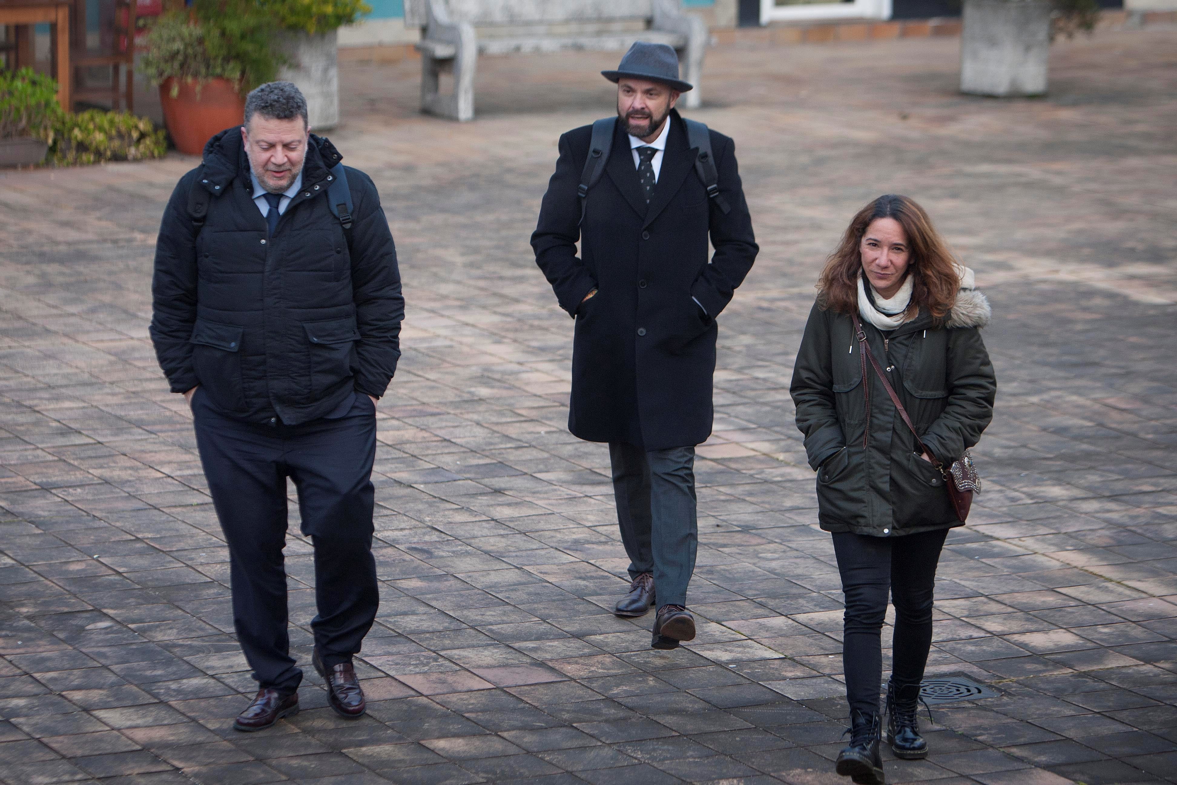 TUI (VIGO), 11/02/2022.- Rosa, hermana de Déborah, acompañada de sus abogados Ramón Pérez (i) e Ignacio Pérez llega al Juzgado de Instrucción 2 de Tui este viernes, para asistir a una nueva sesión del proceso que investiga la muerte de Déborah Fernández-Cervera, la joven viguesa cuyo cadáver apareció hace casi 20 años en una cuneta de O Rosal. EFE/ Salvador Sas
