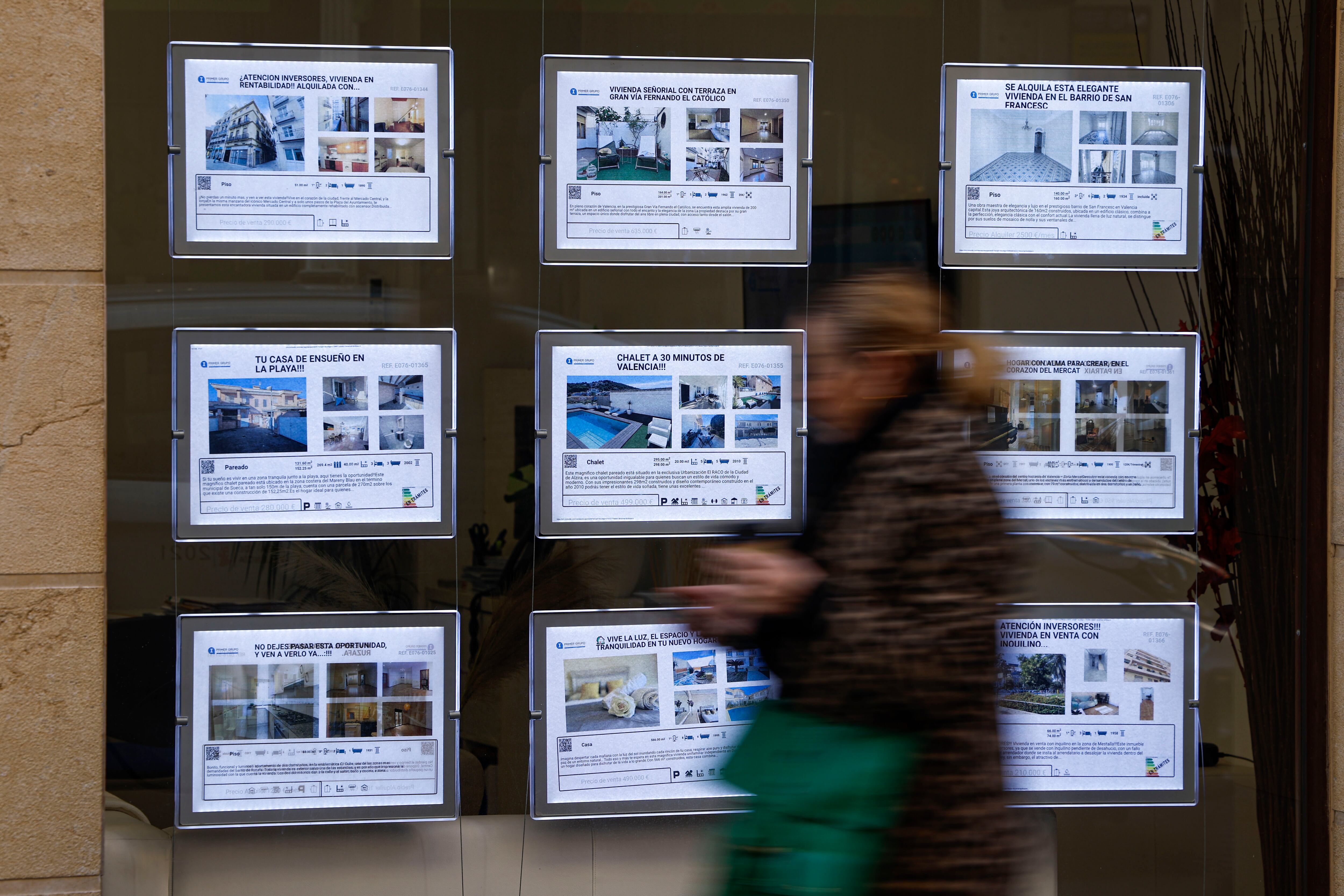 VALÈNCIA, 12/02/2026.- El Colegio de Agentes de la Propiedad Inmobiliaria de Valencia presenta el Informe sobre el Mercado Inmobiliario de Valencia del cuarto trimestre de 2025. En la imagen una persona pasa ante los anuncios de venta y alquiler de vivienda en una inmobiliaria de Valéncia. EFE/Biel Aliño