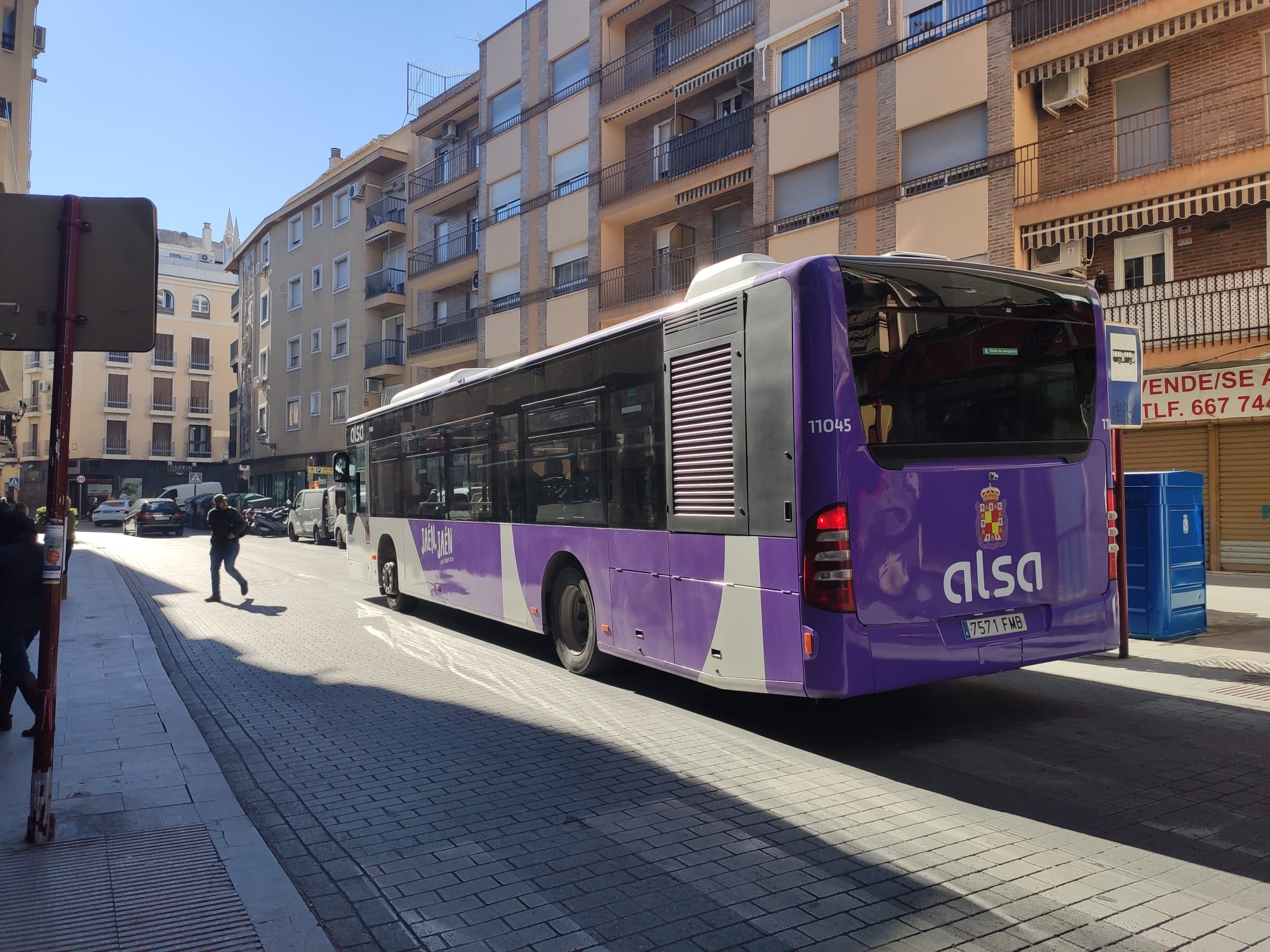 Uno de los autobuses urbanos de Jaén durante su trayecto por el centro de la capital