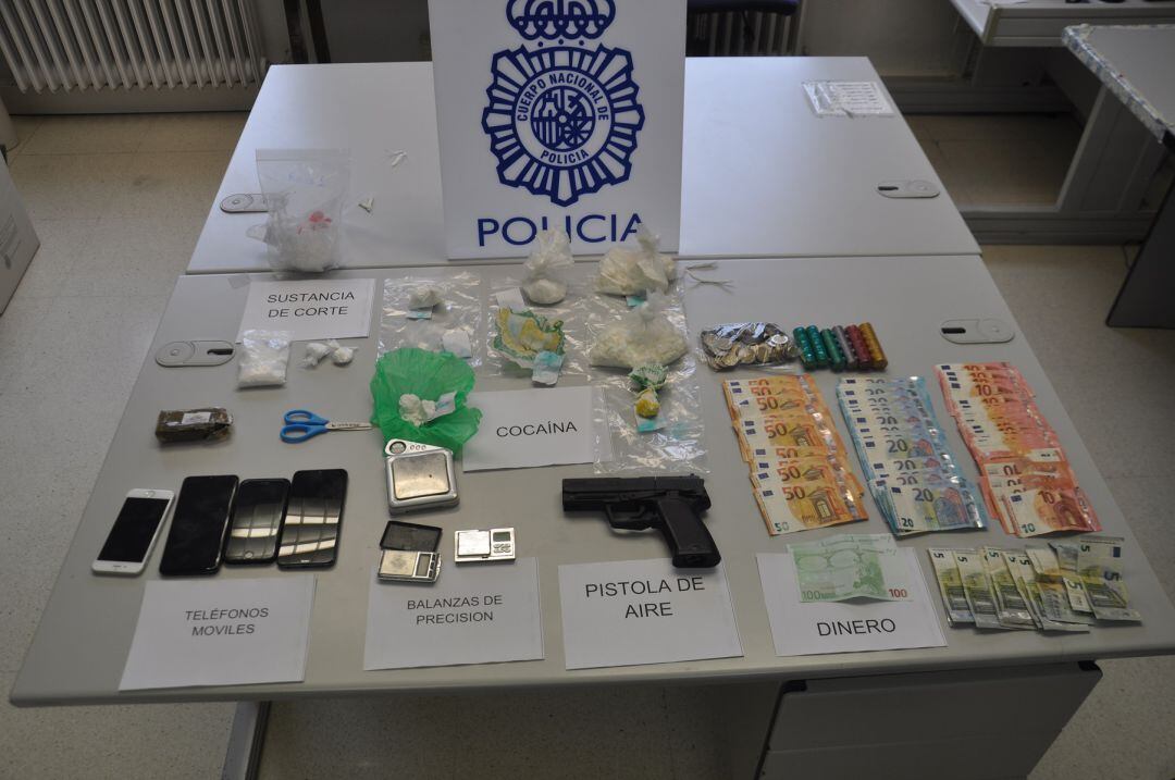 Algunos de los efectos incautados