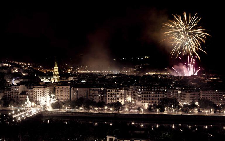 Imagen de archivo de los fuegos artificiales en San Sebatstán