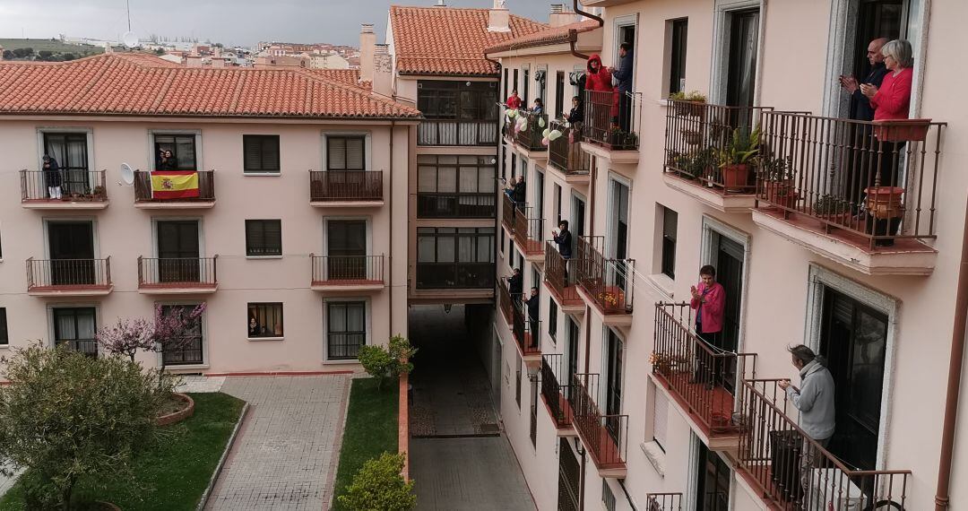 Vecinos de la Plaza de los Ciento en su cita diaria