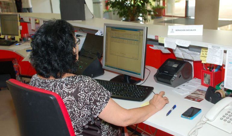 Imagen de una trabajadora del Ayuntamiento