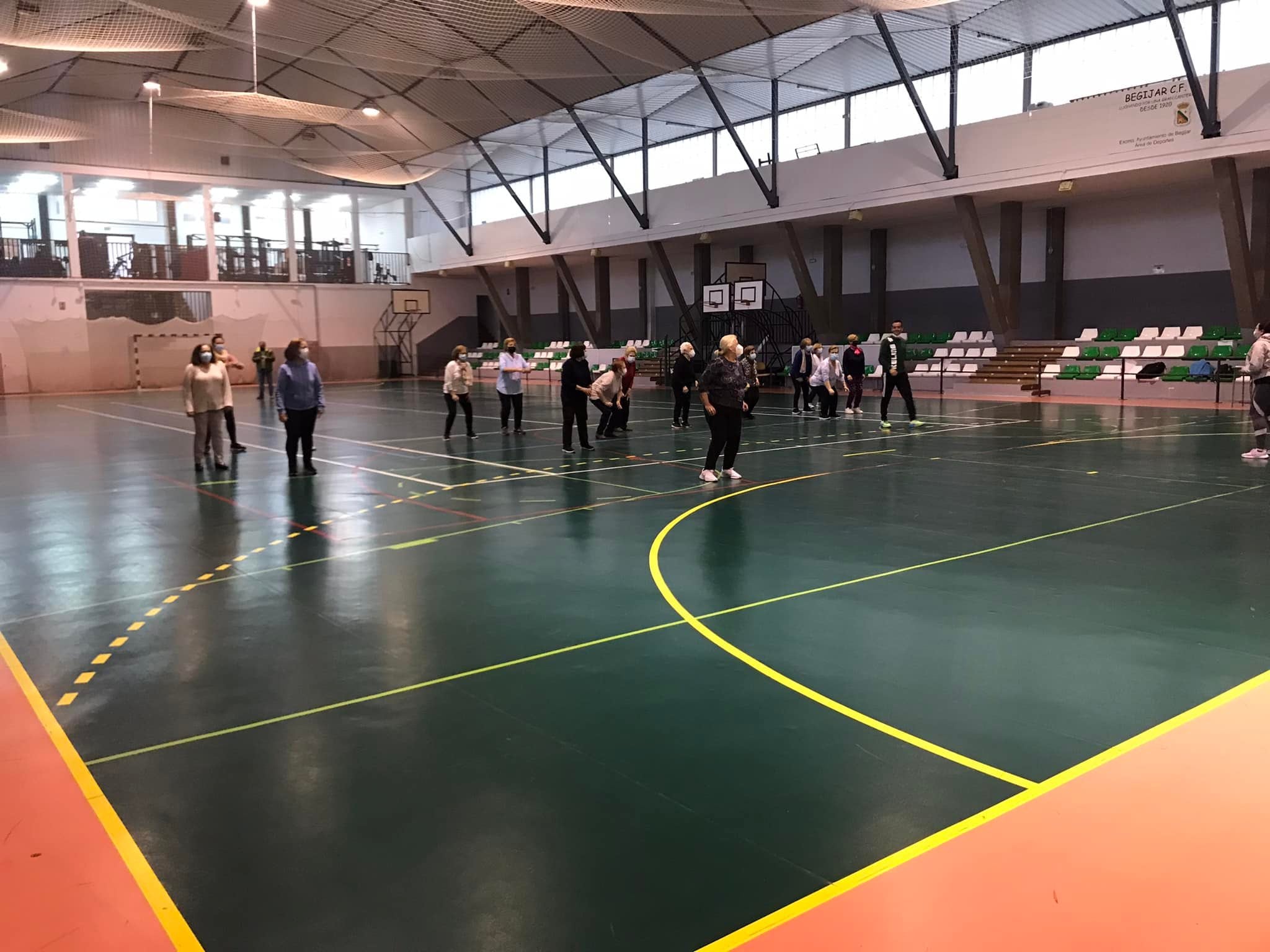 Varias personas practican deporte en el pabellón de Begíjar.