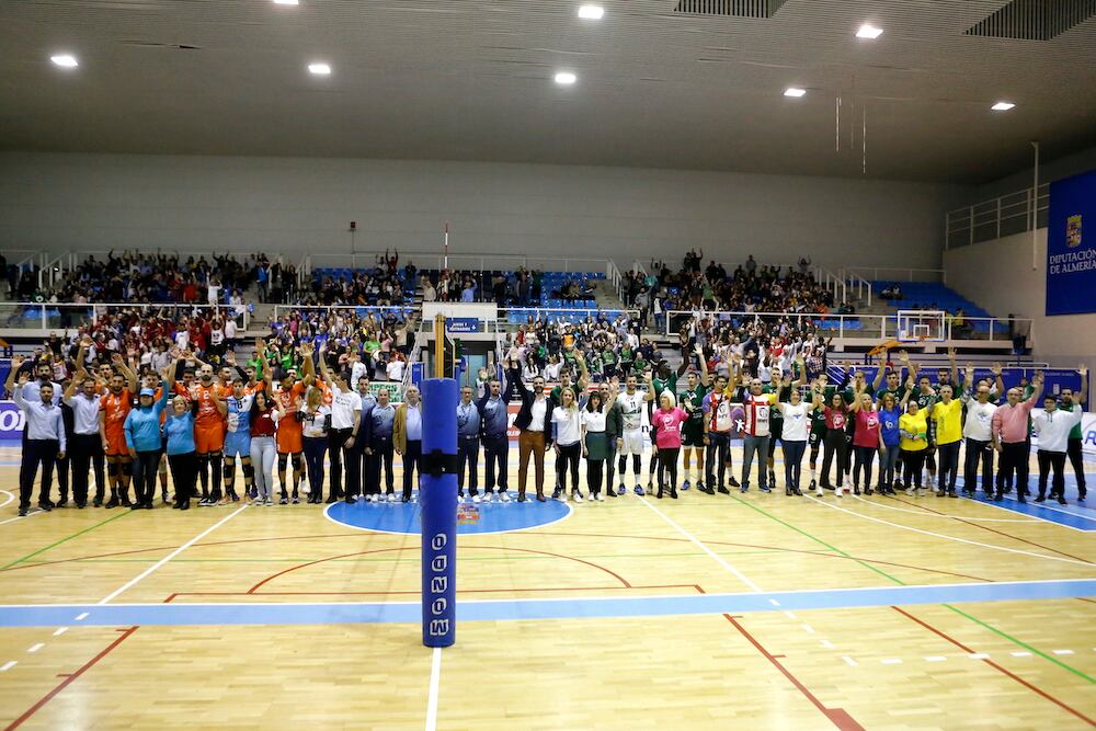 Foto de archivo de convivencia de ambos equipos en un acto social en el Moisés Ruiz.