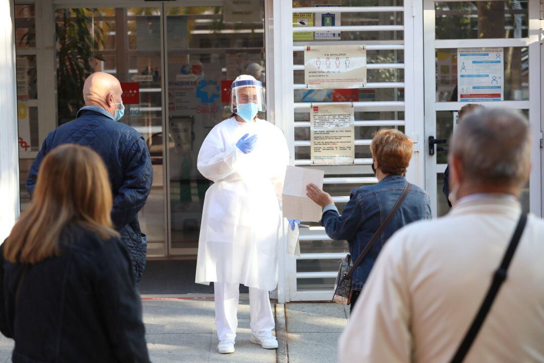 En cuanto a la situación hospitalaria, el domingo aumentaron de 50 a 55 las personas hospitalizadas en camas ucis y también se incrementaron los nuevos ingresos en planta de 20 a 24