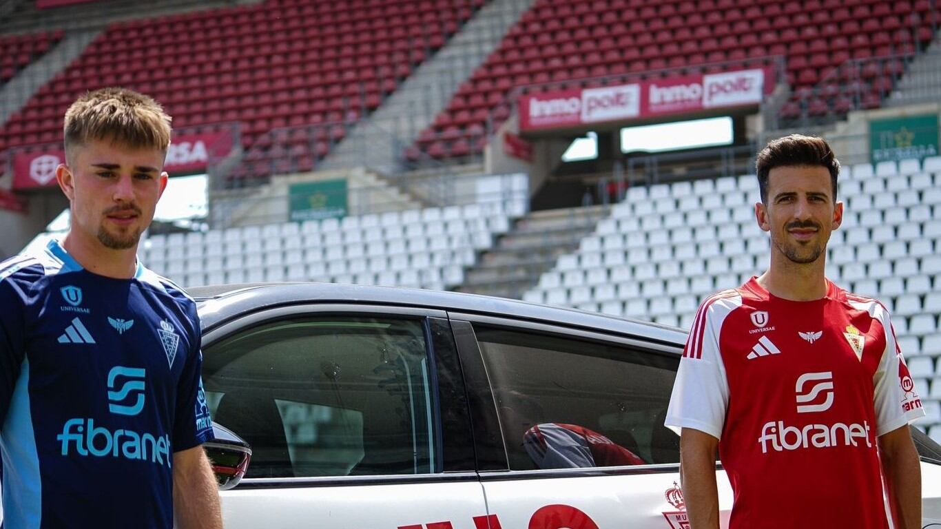 Knight y Juan Carlos Real en la presentación con el Real Murcia