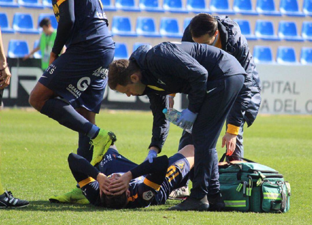 Una imagen que viene siendo habitual, los servicios médicos del UCAM atendiendo a sus futbolistas durante los partidos