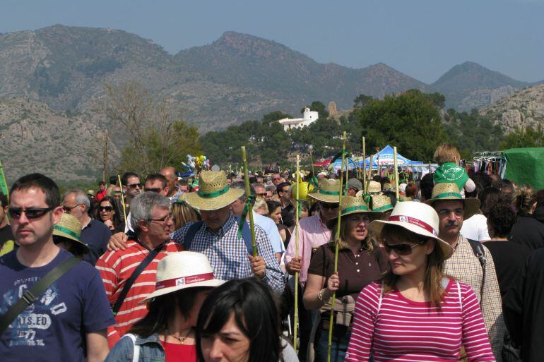 Imagen de castellonenses participando en la romería de les canyes