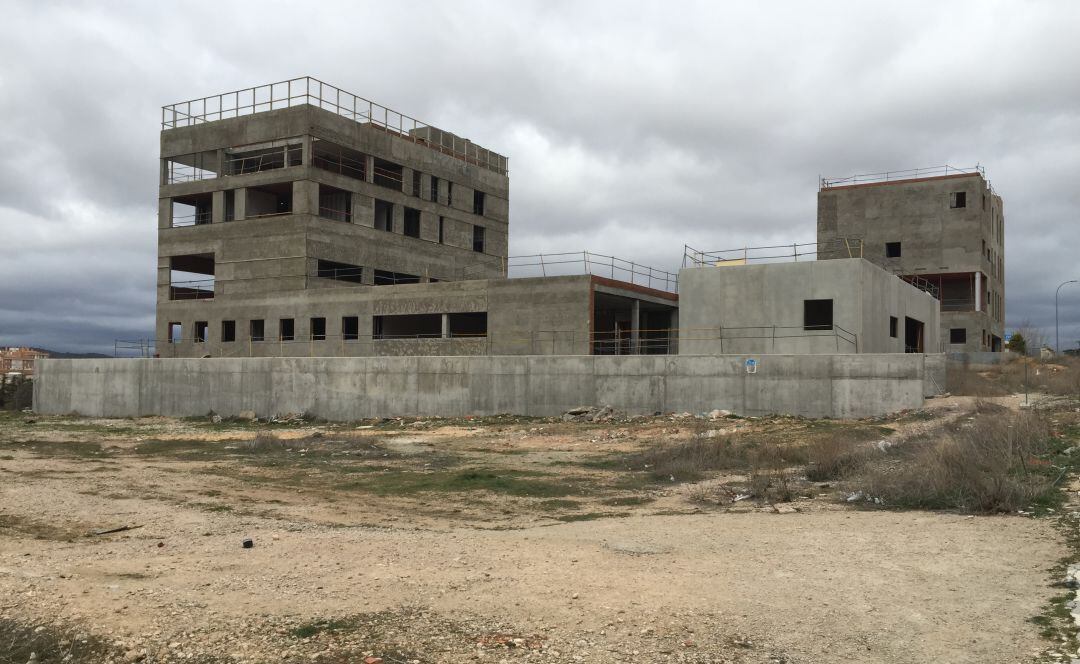 Los edificios se empezaron a construir en la Ronda de San José y la Ronda Oeste, y han quedado inacabados