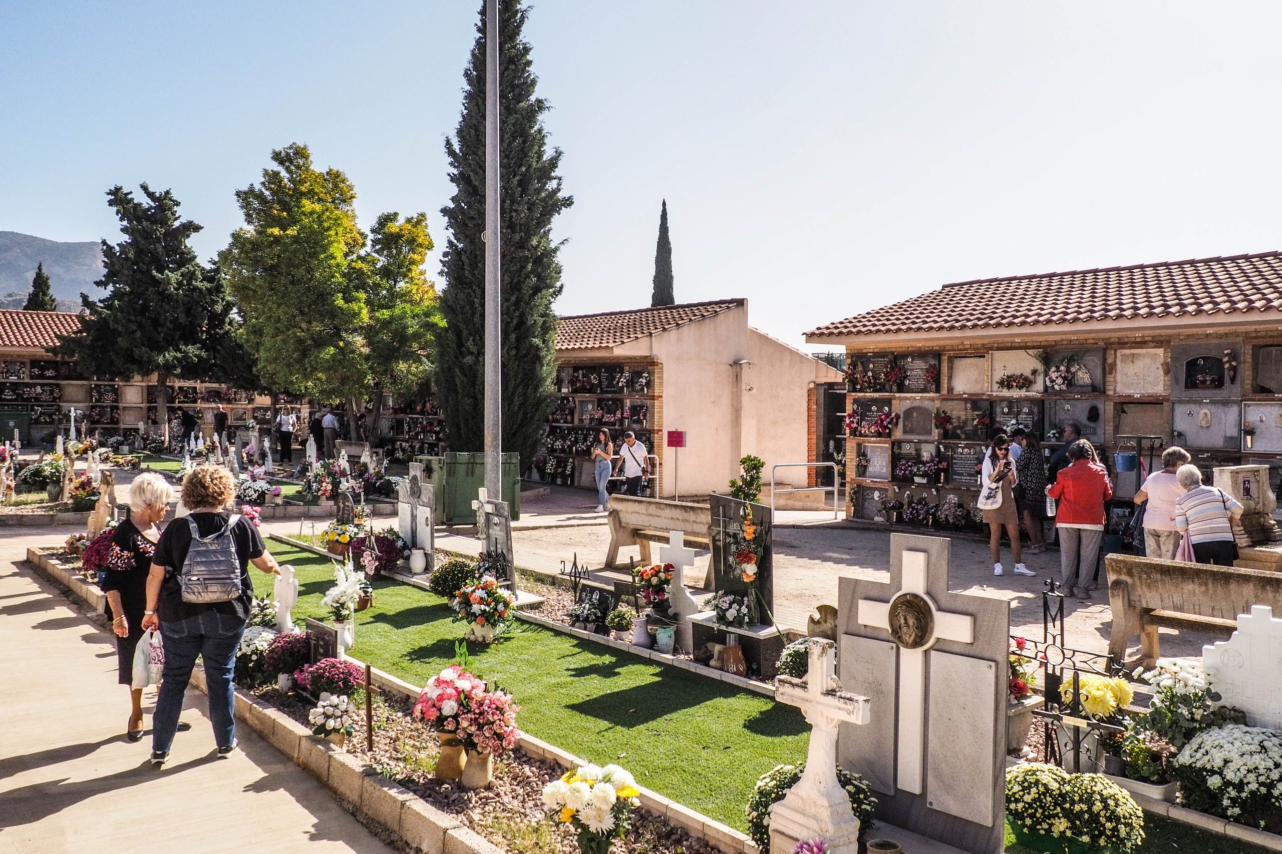 El Cementerio Municipal de Petrer ha establecido un horario de 08.00 h. a 19.00 h. de manera ininterrumpida hasta el 3 de noviembre.