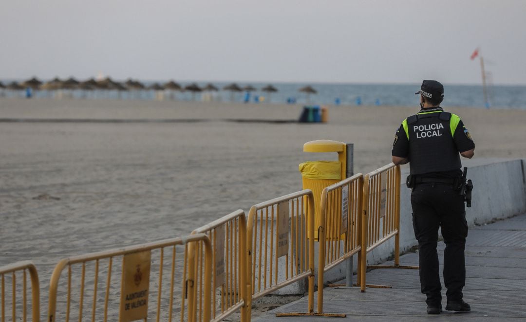 Un policía local patrulla en la playa de la Malvarrosa en una imagen de archivo