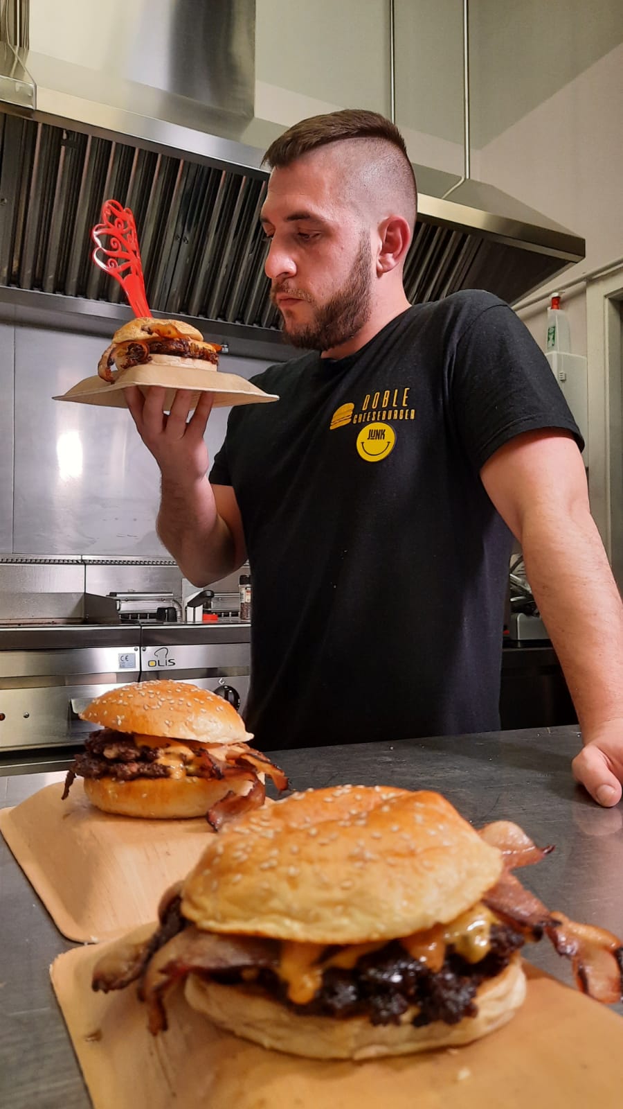 César Peña, con la mejor hamburguesa de España.