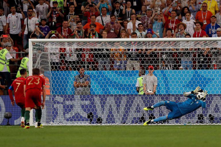 Beiranvand detiene el penalti al delantero portugués Cristiano Ronaldo durante el partido Irán-Portugal