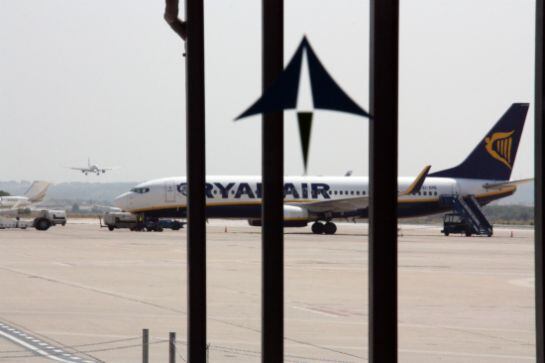 Avión Ryanair en el aeropuerto de Manises