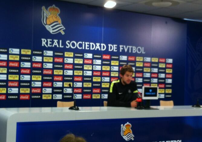 Iñigo Martínez repasa en Zubieta los 100 partidos con la Real que cumplirá en Sevilla. (R.R.M)