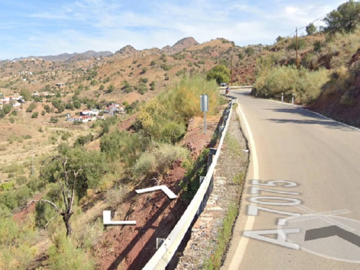 Rescatan a un hombre fallecido tras caer su coche por un barranco en Málaga
