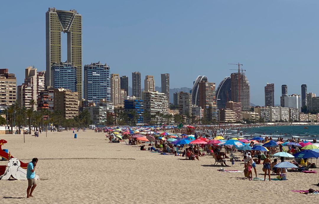 Playa de Poniente desde la esquina del Tossal de la Cala