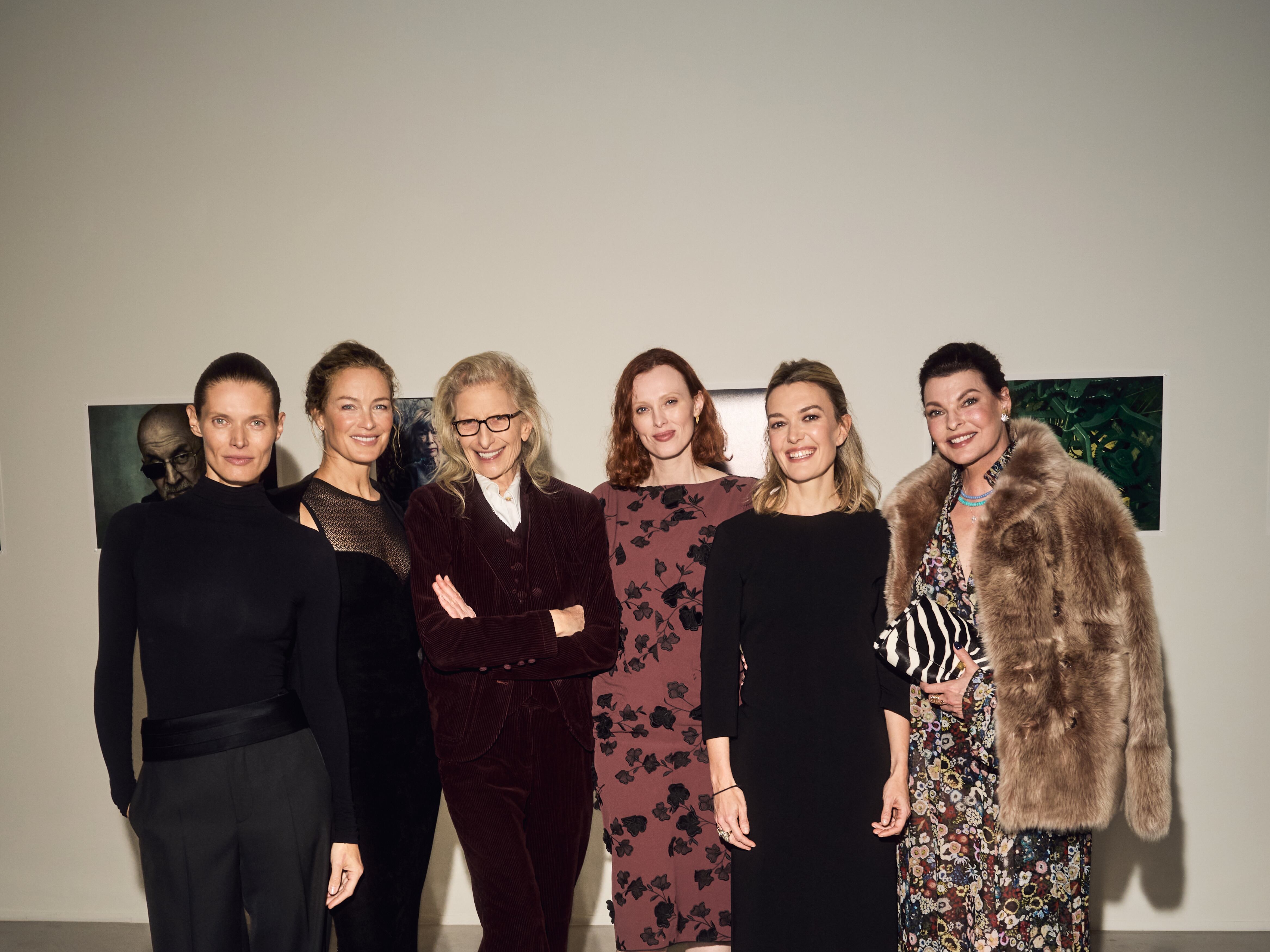 A CORUÑA (ESPAÑA), 20/11/2025.- Malgosia Bela (i), Carolyn Murphy (2i), Annie Leibovitz (3i), Karen Elson (3d), Marta Ortega (2d) y Linda Evangelista (d) asisten a la fiesta privada de ayer que la Fundación Marta Ortega ha organizado en el marco de la exposición de la fotógrafa Annie Leibovitz, que bajo el título Wonderland trae a la ciudad de A Coruña una retrospectiva de su trabajo. La presidenta de Inditex, Marta Ortega, ha vuelto a reunir en A Coruña a modelos como Linda Evangelista, cineastas como Pedro Almodóvar y músicos como C. Tangana con motivo de la exposición que organiza su Fundación dedicada a la trayectoria de la fotógrafa, Premio Príncipe de Asturias (2013), Annie Leibovitz. EFE/ Saskia Lawaks / SOLO USO EDITORIAL/SOLO DISPONIBLE PARA ILUSTRAR LA NOTICIA QUE ACOMPAÑA (CRÉDITO OBLIGATORIO)
