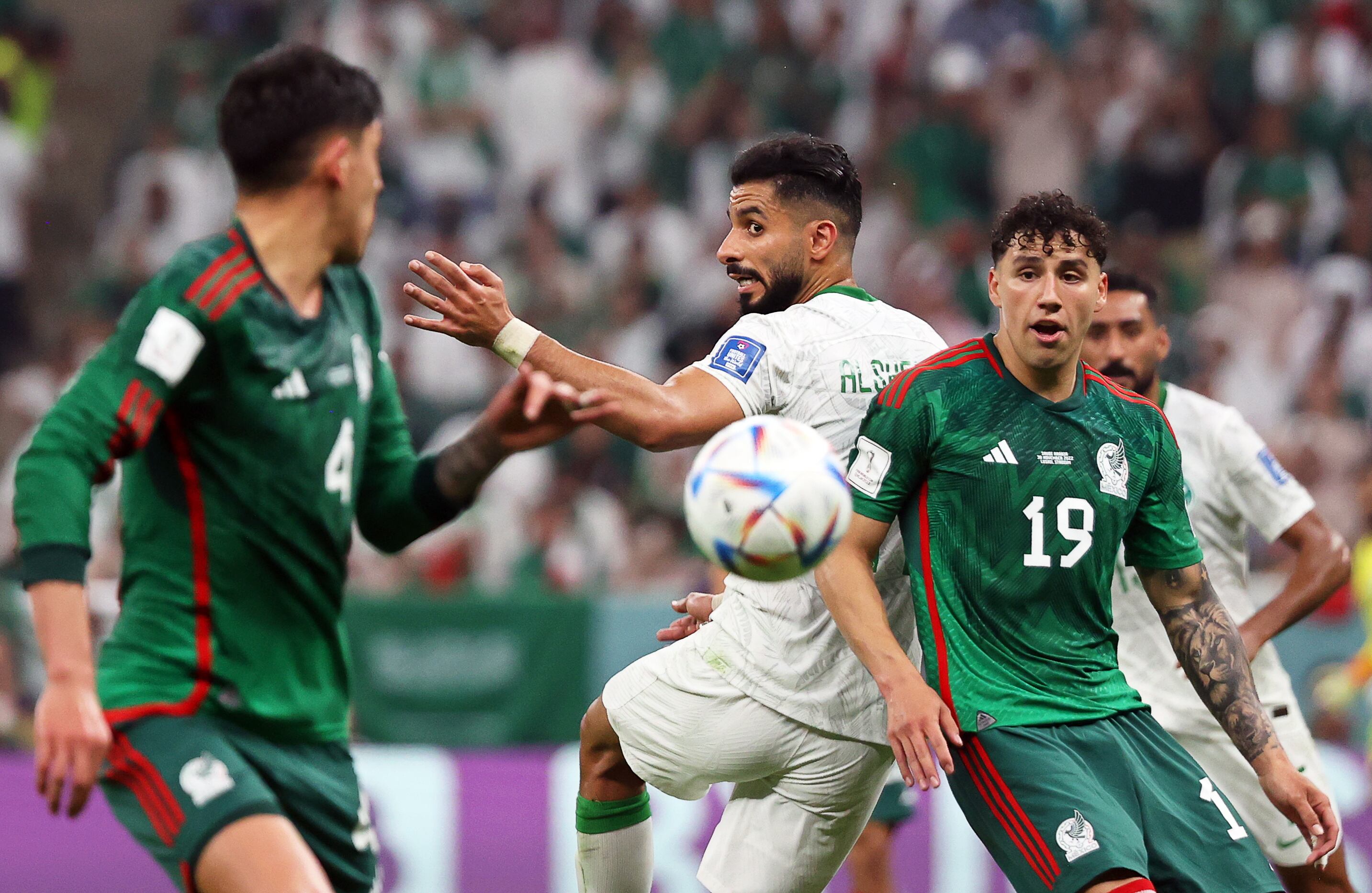 Lusail (Qatar), 30/11/2022.- Saleh Al-Shehri y Jorge Sanchez, durante el Arabia Saudí-México (Mundial de Fútbol, Arabia Saudita, Estados Unidos, Catar) EFE/EPA/Abedin Taherkenareh