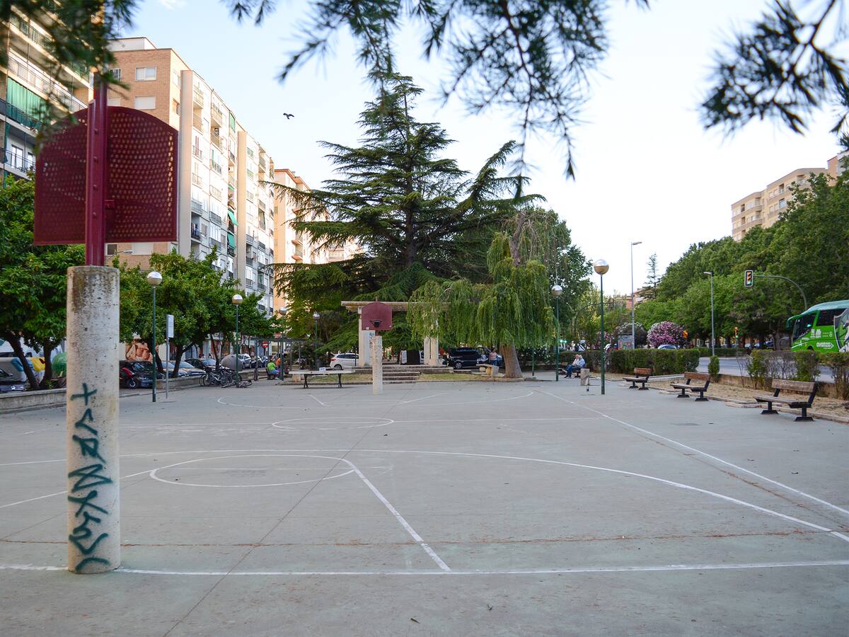 El PSOE Huesca propone la renovación de la pista deportiva de Martínez de Velasco como paso previo a la reforma integral de esta vía