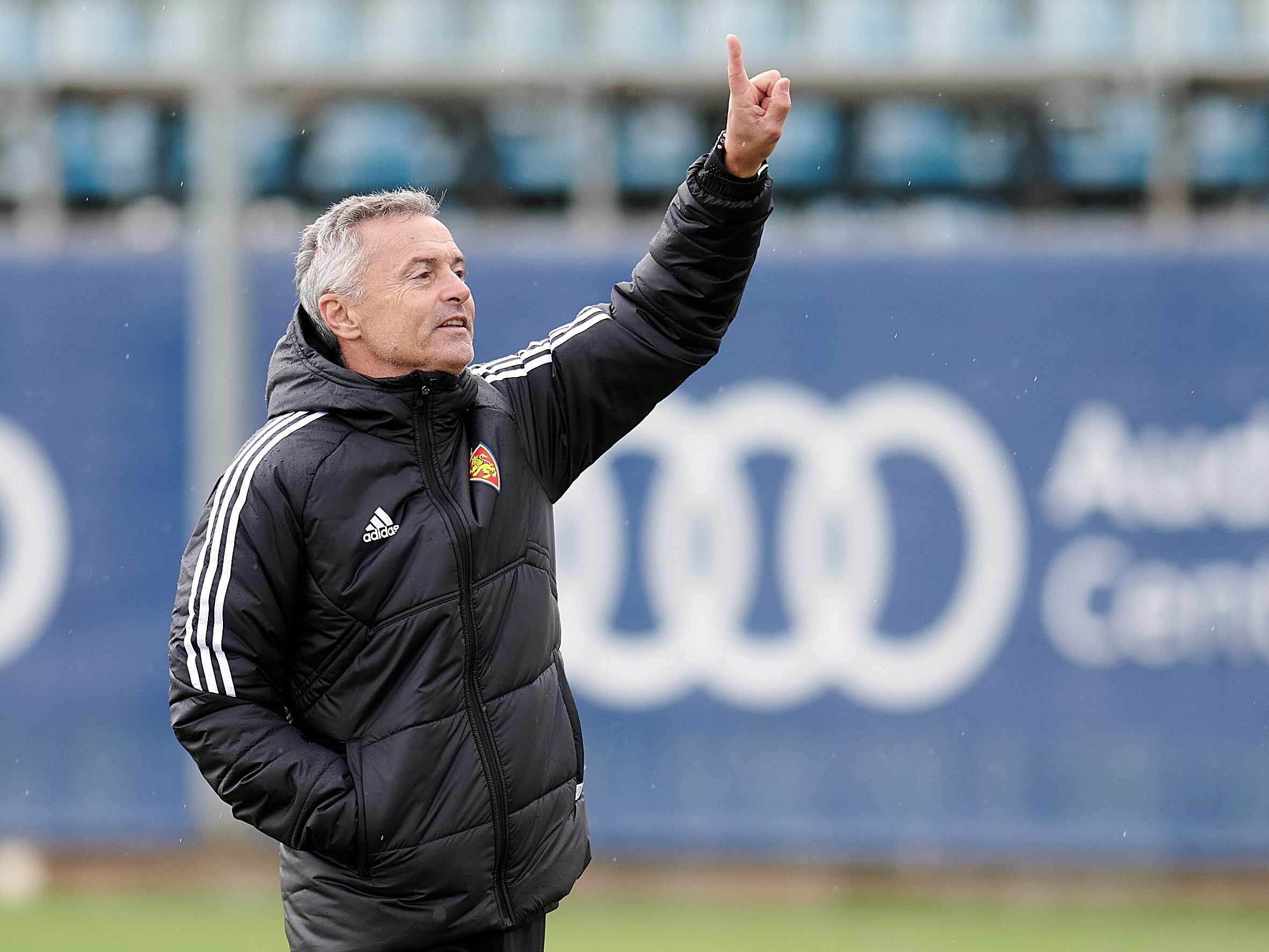 Fran Escribá da indicaciones durante un entrenamiento