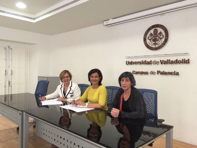 La vicerrectora de Palencia, Mercedes Sánchez Báscones, junto a Lourdes Calleja, de VALORA2, tras la firma del acuerdo