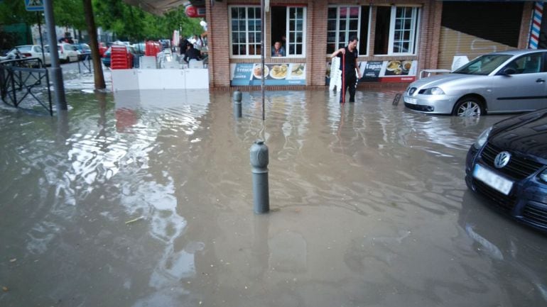 Foto de las inundaciones en la calle Gonzalo Gallas de Granada este martes captada por los vecinos y difundida por Izquierda Unida, que ha pedido soluciones definitivas