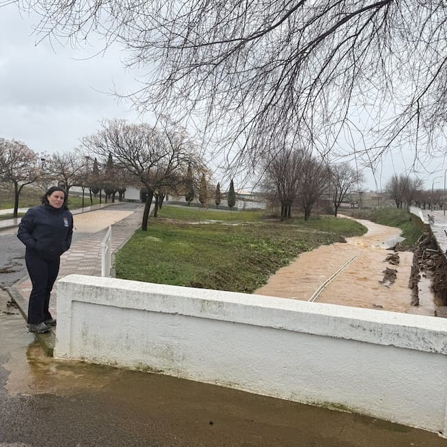 La alcaldesa de Chillón en una de las zonas inundadas
