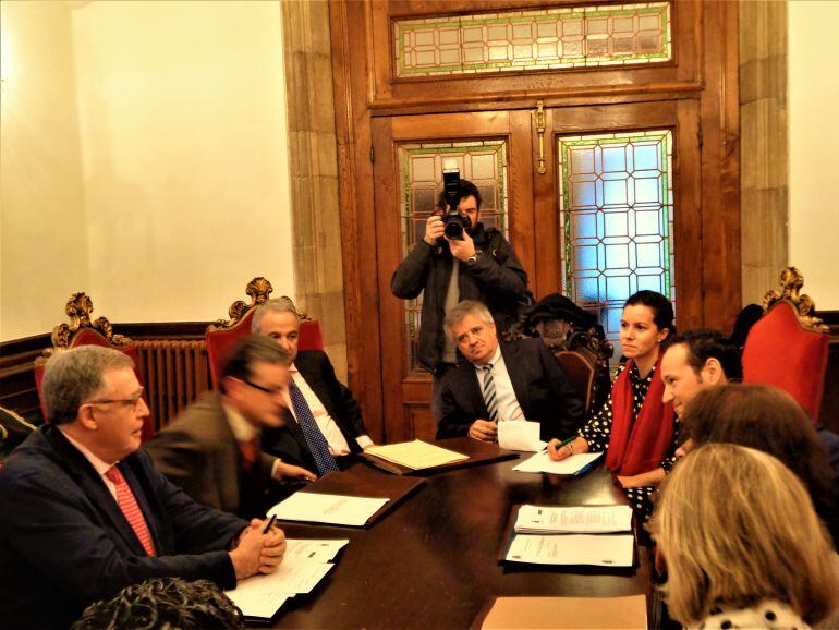 Ignacio Vidau y Guillermo Martínez, junto a responsables de la Justicia y la Junta de Gobierno del TSJ durante la reunión de la Comisión Mixta