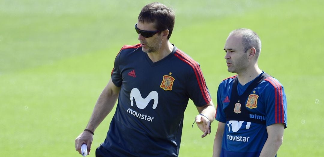 Andrés Iniesta y Julen Lopetegui, durante un entrenamiento de la Selección