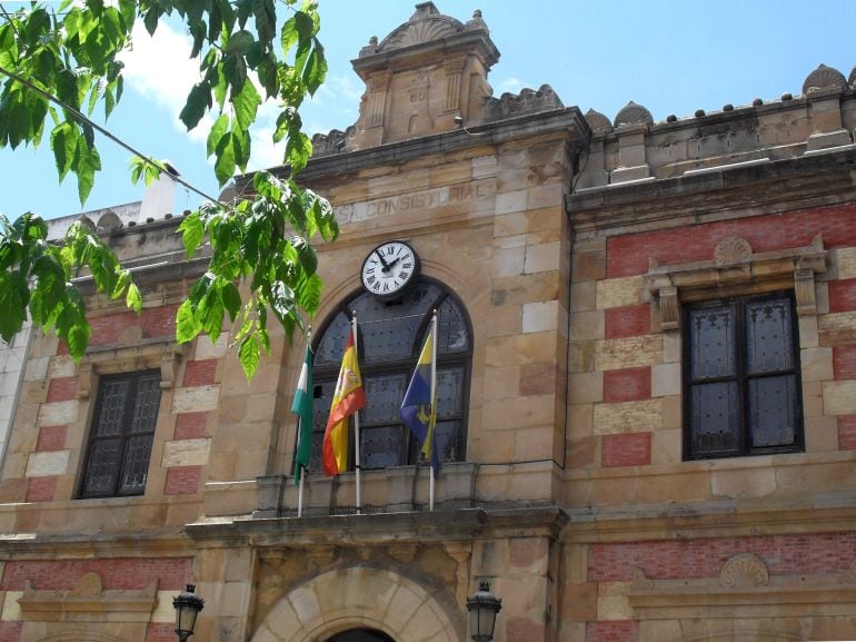 Fachada del Ayuntamiento de Algeciras en la popular calle Convento.