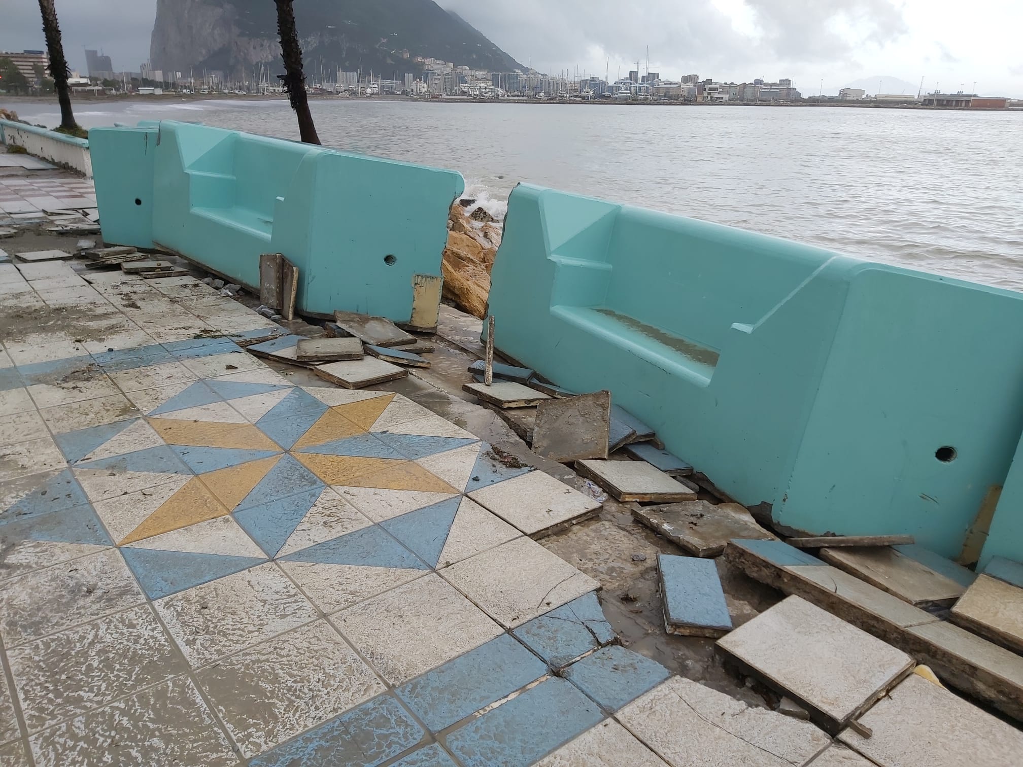 El temporal en la comarca destroza el paseo marítimo de La Línea