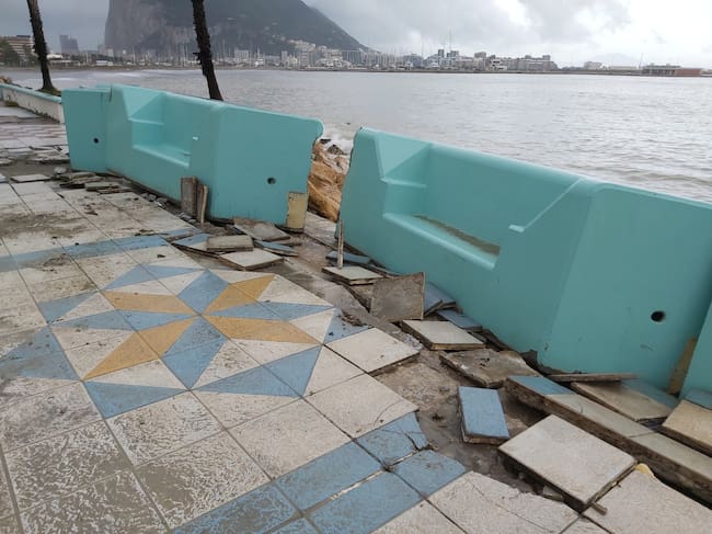 El temporal en la comarca destroza el paseo marítimo de La Línea