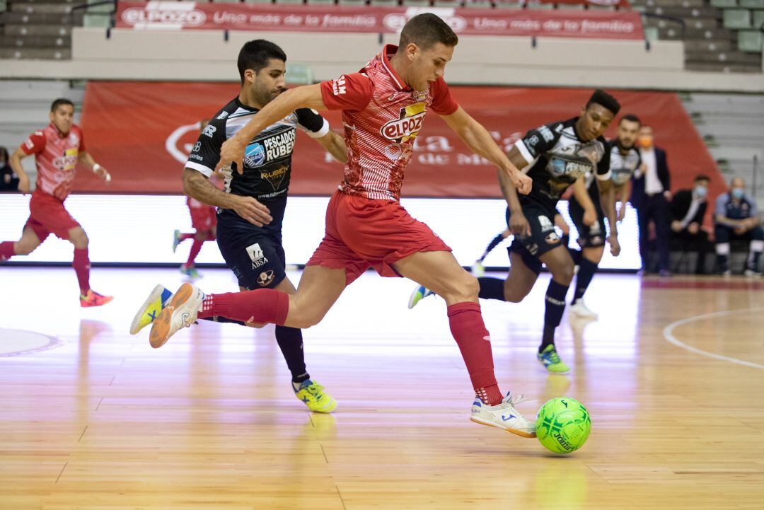 Fernando Aguilera controla un balón en carrera en el encuentro ante Burela