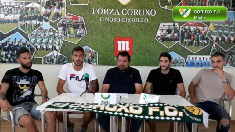 Los nuevos fichajes defensivos del Coruxo F.C. en su presentación. 