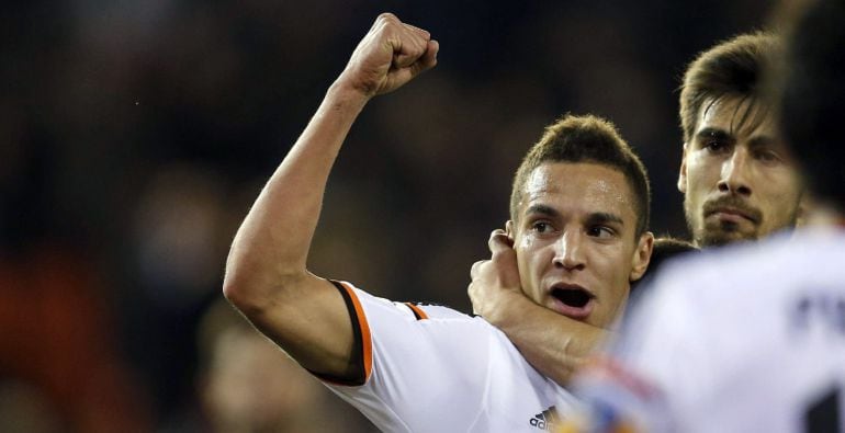 El delantero del Valencia Rodrigo (i) celebra con sus compañeros el gol marcado al Almería, durante el partido de la decimonovena jornada de Liga de Primera División disputado esta tarde en el estadio de Mestalla