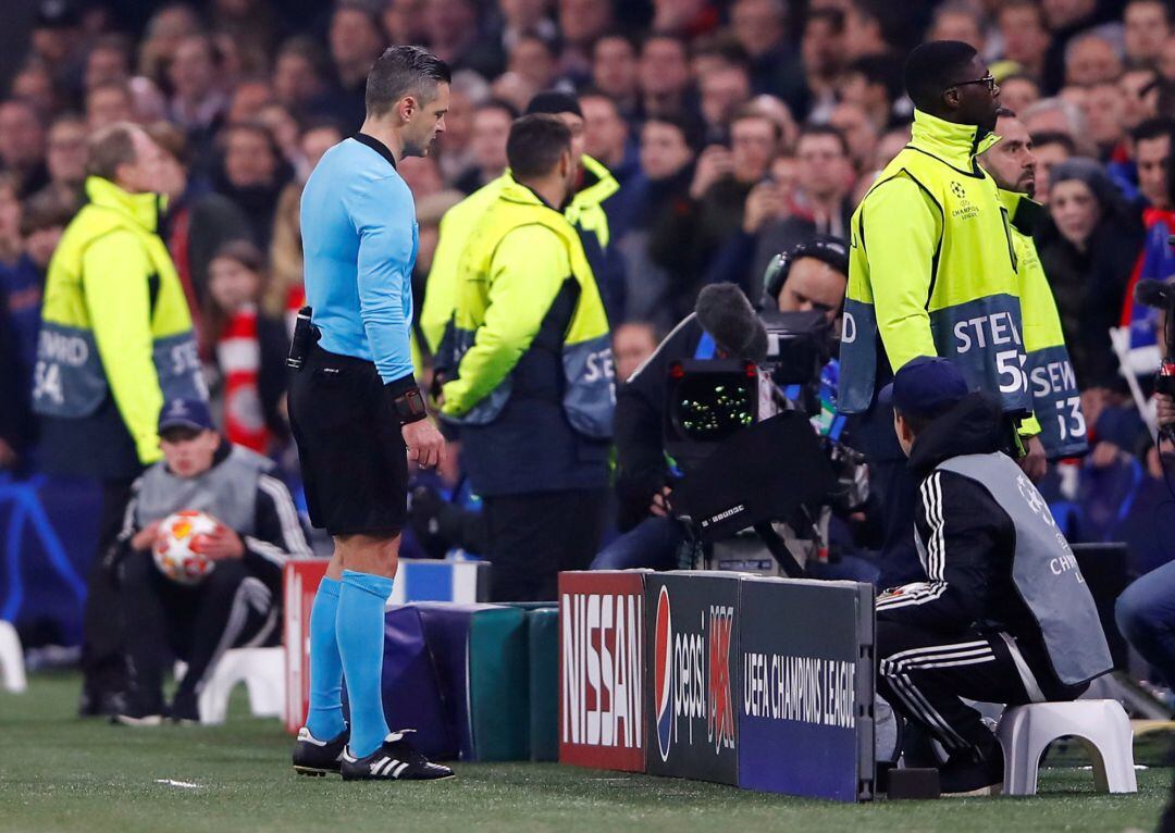 Momento en el que el árbitro revisa el gol en el VAR. 