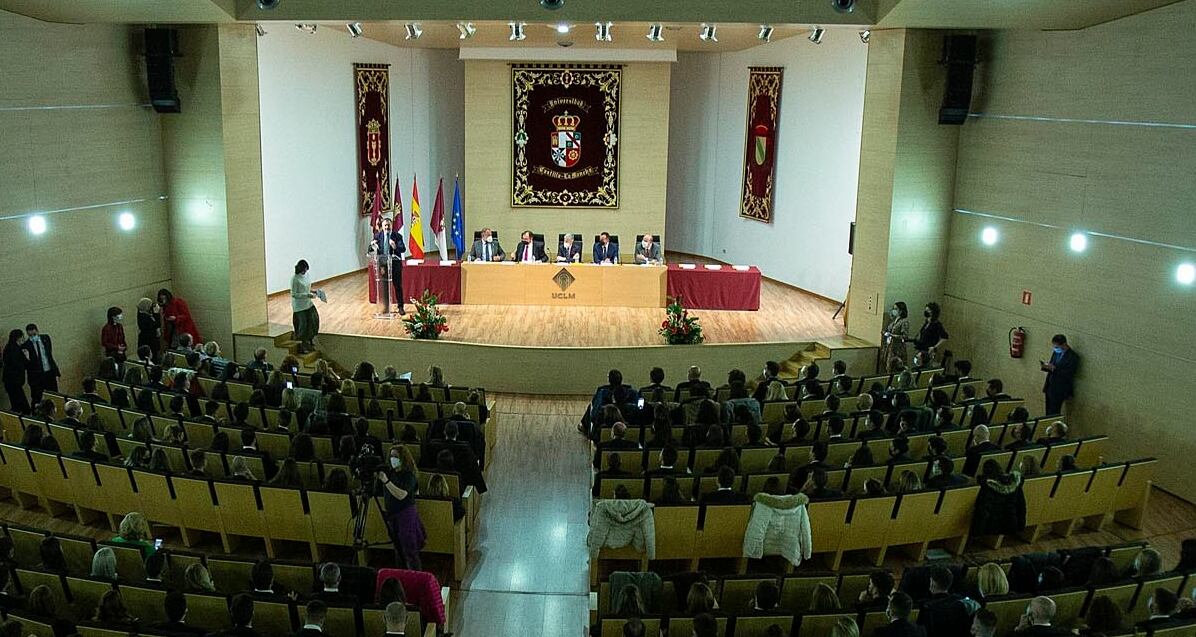 El acto de clausura del curso selectivo del Cuerpo de Ayudantes de Instituciones Penitenciarias se ha celebrado este 8 de abril en el Paraninfo de la Universidad de Castilla-La Mancha en Cuenca.