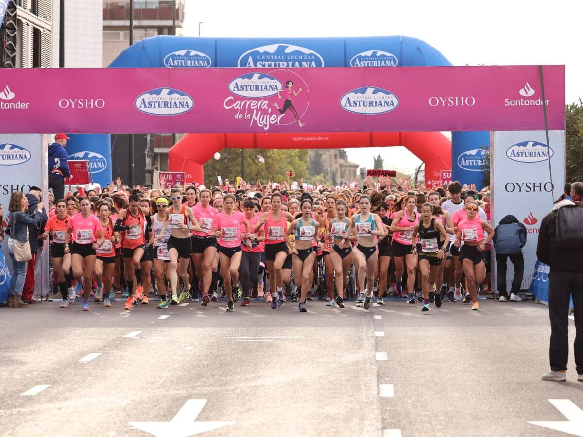 Color rosa y emoción: Así ha sido la Carrera de la Mujer en Zaragoza
