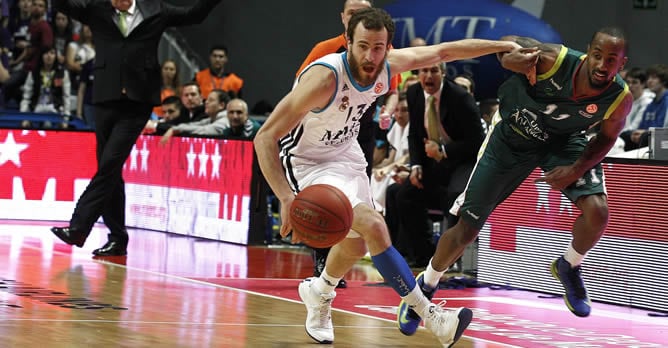 Sergio Rodríguez intenta superar la defensa del base estadounidense del Unicaja, Earl Calloway, durante el partido de la fase Top 16 de la Euroliga que se juegó en el Palacio de los Deportes de la Comunidad Autónoma de Madrid