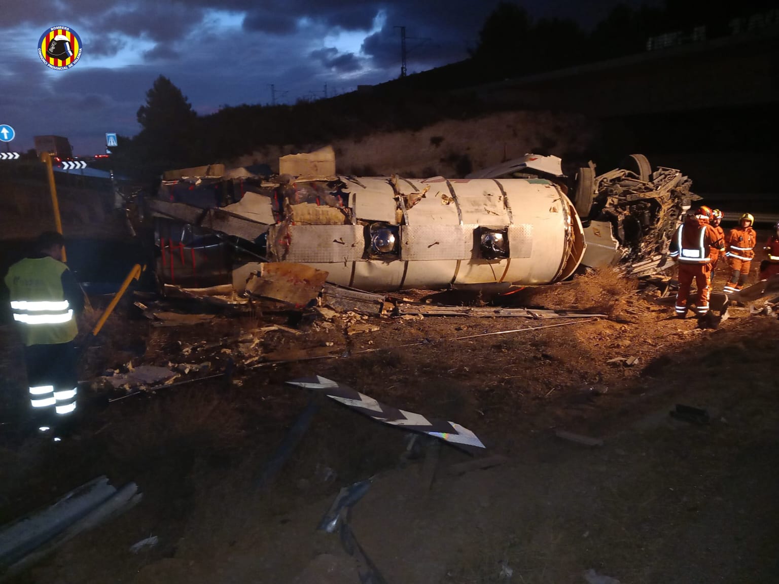 Un camionero huye tras volcar con su vehículo cargado de aceite en una salida de la A-3